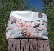 Load image into Gallery viewer, ROUND 46 - Bee Beautiful